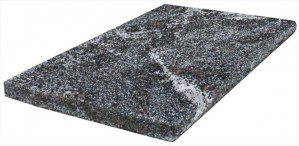 Бордюрный камень натуральный гранит АМФИБОЛИТ ГРАНАТОВЫЙ плоский (карелия)